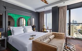 דברה בראון, מבית מלונות בראון