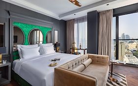 דברה בראון, מבית מלונות בראון